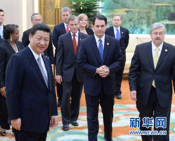 4月15日，国家主席习近平在北京人民大会堂会见参加第二届中美省州长论坛的双方代表。 新华社记者刘建生摄 