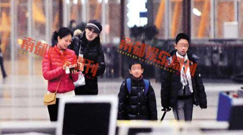 媒体称这是张艺谋的妻子与孩子