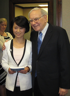 《经济半小时》主编傅喻和巴菲特