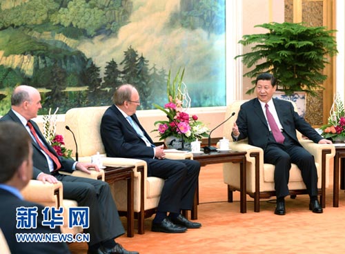  5月17日，国家主席习近平在北京人民大会堂会见爱尔兰众议长巴雷特（右二）、参议长伯克。 新华社记者 马占成 摄 