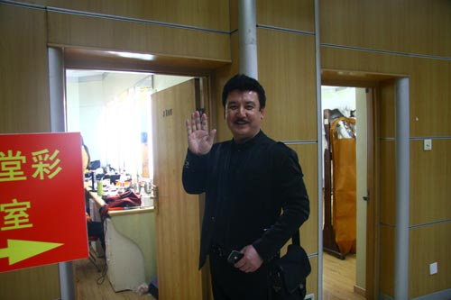 肉孜阿木提老师热情跟网友们打招呼,大家好啊