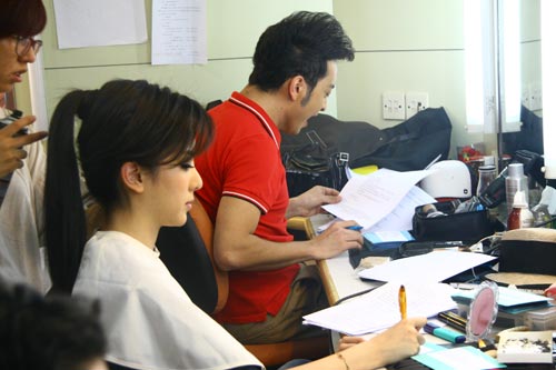 偷拍思思的美丽侧影和打哈欠的小尼_青歌赛