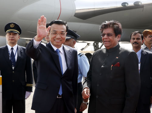 2013年5月19日，应印度共和国总理辛格邀请，国务院总理李克强乘专机抵达新德里帕拉姆空军机场，开始对印度进行正式访问。摄影：新华社记者 鞠鹏