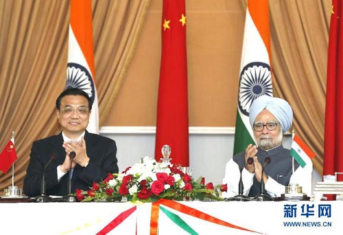 5月20日，中国国务院总理李克强在新德里与印度总理辛格举行会谈后，共同会见记者。 新华社记者 鞠鹏 摄