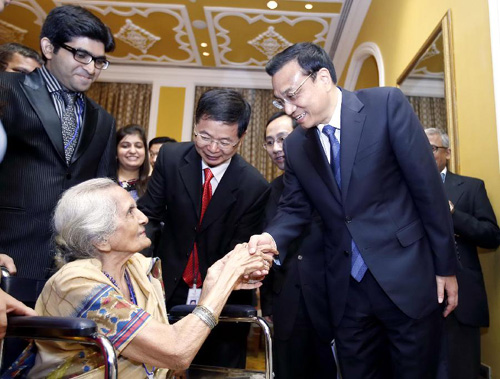 5月21日，国务院总理李克强在孟买会见柯棣华大夫的妹妹马诺拉玛等亲属。记者 鞠鹏 摄