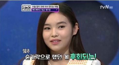 母亲用手为女儿&ldquo;整容&rdquo;用勺子做出双眼皮（图）