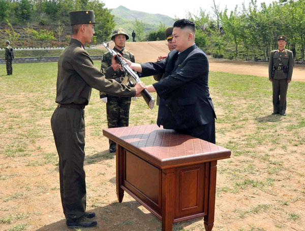 金正恩视察朝鲜人民军405部队 赠送战士自动步枪