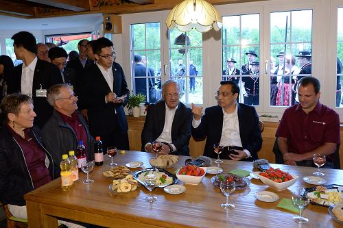 5月24日，国务院总理李克强在苏黎世参观古尔登贝格家庭农庄。这是李克强与农庄主一家亲切交谈。新华社记者 马占成 摄