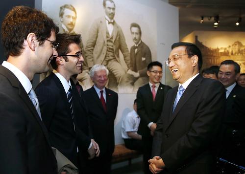 5月25日，正在瑞士访问的中国国务院总理李克强参观位于伯尔尼的爱因斯坦博物馆。这是李克强在参观时同当地民众交谈。记者 鞠鹏 摄