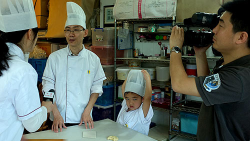 冯东已经由一名自闭症孩子的家长转变成为自闭症宣传的志愿者，他告诉记者他们正在推动一项星动爱满城的活动，呼吁全社会关爱自闭症儿童。