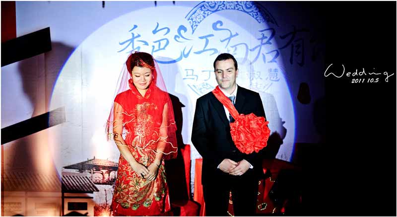 凯蒂与丈夫马丁在浙江老家举办的中式婚礼现场