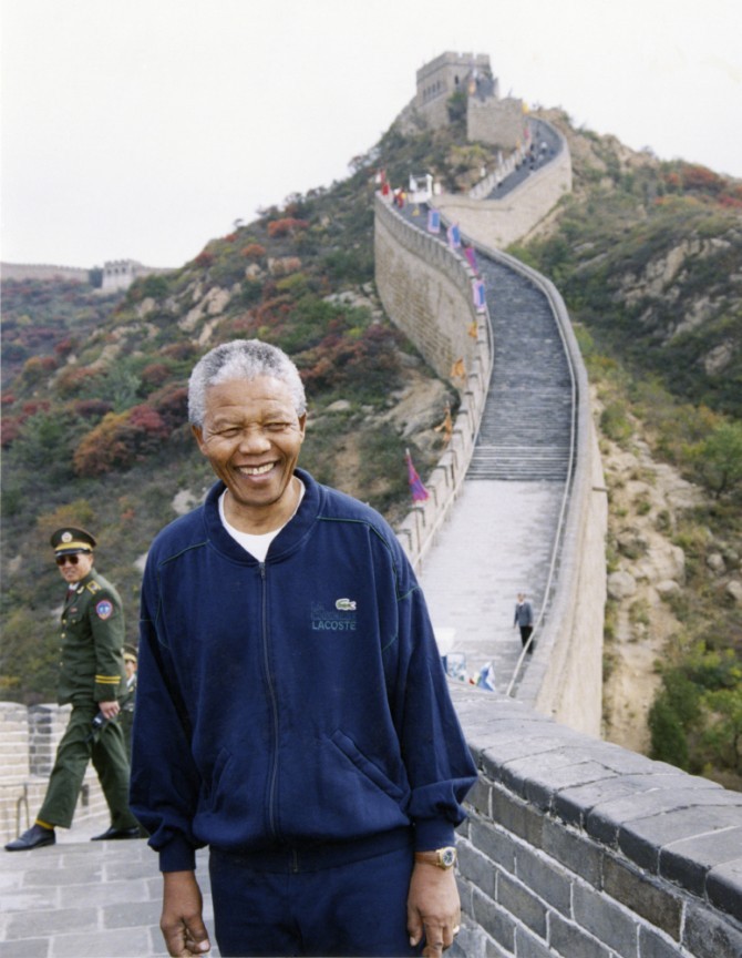1992年10月6日，南非“非国大”主席纳尔逊•曼德拉游览长城。