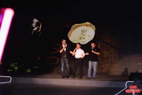 “中国创业榜样”晚会中 三位新生代创业者白云峰（左）、崔万志（中）、俞永福（右）共同合唱《光阴的故事》