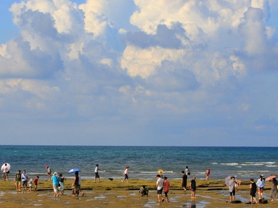 蓝天、沙滩、海水,这简直是一幅油画
