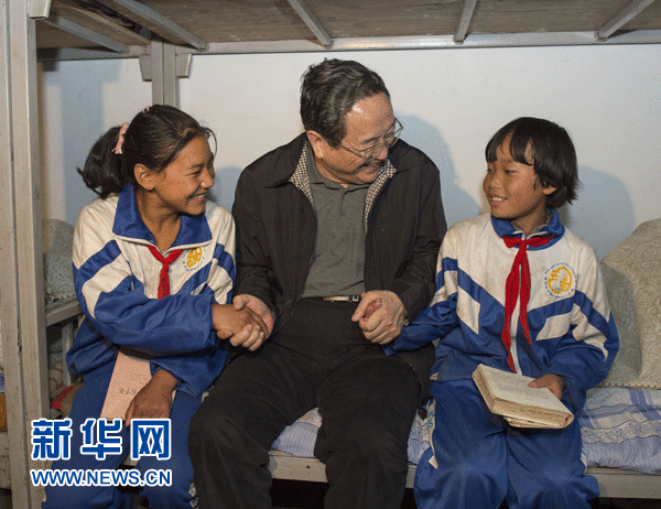 7月7日，俞正声在王格尔塘镇中心小学看望住校学生，了解他们的学习情况。