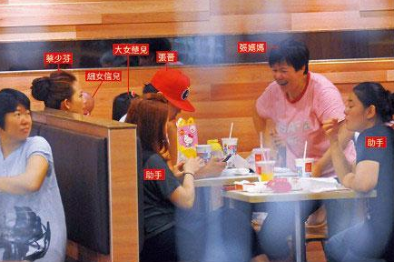 蔡少芬一家享家庭乐 张晋变奶爸陪爱女游戏