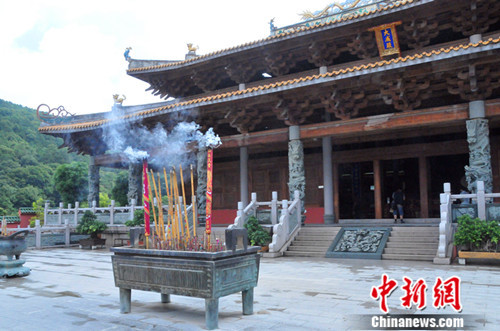 南宁孔庙中的大成殿外青烟袅袅。 <a target='_blank' href='http://www.chinanews.com/' ><p  align=