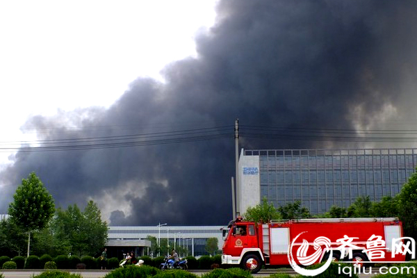 山东淄博新华医疗突发大火 现场浓烟滚滚(图)
