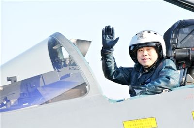 李国恩:1966年12月出生,1984年6月入伍,现任空军某试飞大队副师职大队长,空军大校军衔,空军特级飞行员。