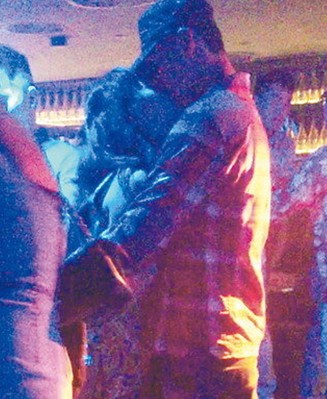 前香港先生高钧贤与日本女星夜店缠绵 激吻互