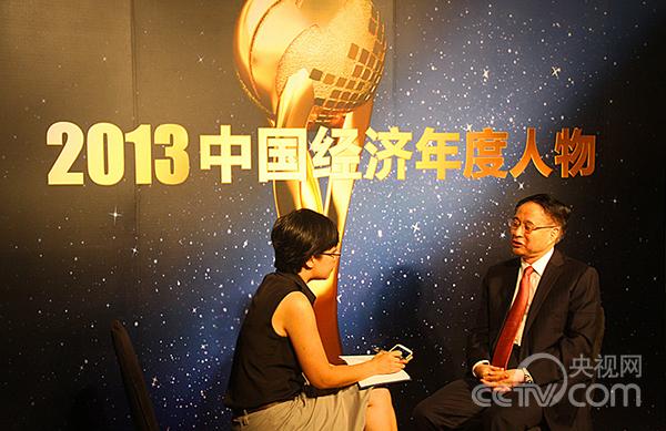 图为本网记者专访重量级全国政协常委、上海市政协原主席冯国勤