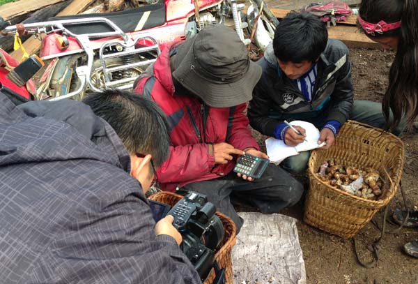记者拍摄崩巴村民小组的小型松茸交易市场