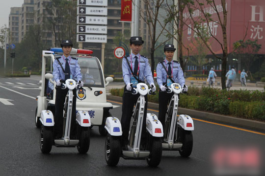 女巡警驾驶电动平衡巡逻车在全运村内执行巡逻任务