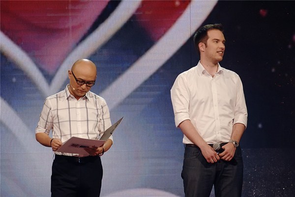 《非诚》女嘉宾现爆灯潮 音效师获热辣告白 