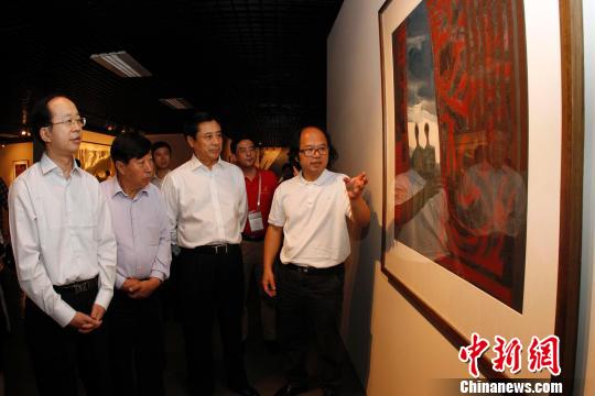 文化部副部长董伟（前右二），中国文联党组成员、副主席左中一（左一），中国文联副主席、中国美协主席刘大为（左二），中国国家画院副院长张晓凌（右一）等参观展览。　钟欣　摄