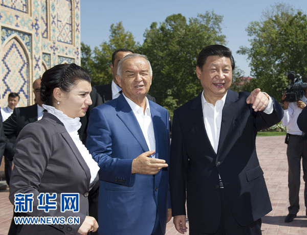 　　9月10日，正在乌兹别克斯坦进行国事访问的国家主席习近平在卡里莫夫总统陪同下，在撒马尔罕参观兀鲁伯天文台。 新华社记者黄敬文
