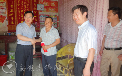 安徽毫州市谯城区委常委、组织部长到基层解民