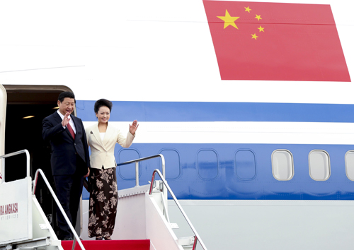 10月2日，国家主席习近平抵达雅加达，开始对印度尼西亚进行国事访问。这是习近平和夫人彭丽媛向欢迎人群挥手致意。 新华社记者 兰红光 摄