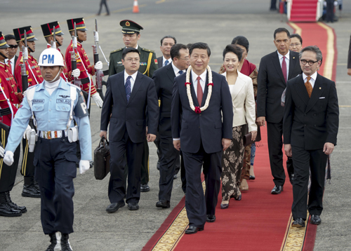 10月2日，国家主席习近平抵达雅加达，开始对印度尼西亚进行国事访问。印尼外长马蒂到机场迎接。 新华社记者 马占成 摄