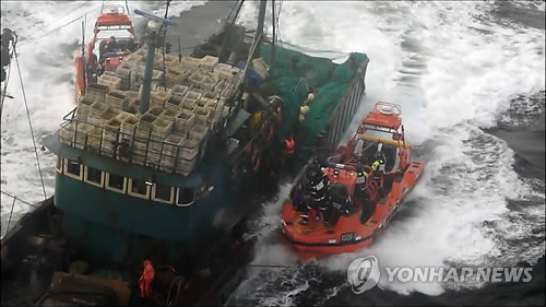 韩海警拦截两艘中国渔船发生冲突双方人员受伤