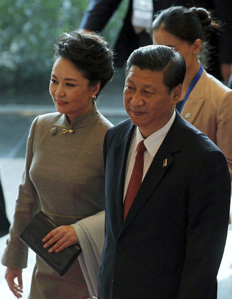 <em>APEC</em>领导人穿印尼服装拍全家福 习近平夫妇