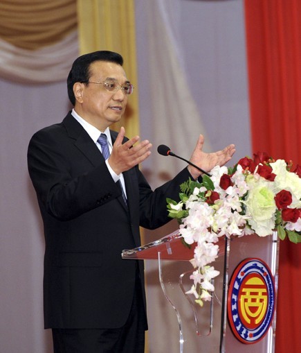 10月12日，国务院总理李克强在曼谷泰国中华总商会出席泰华各界举行的欢迎宴会并讲话。