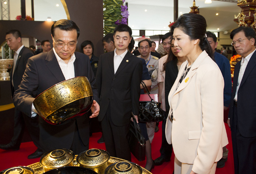 　　10月13日，国务院总理李克强在泰国总理英拉陪同下，在清迈参观“一村一产品”项目。这是李克强参观手工艺品展示。记者 黄敬文 摄