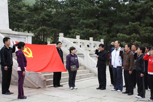 宋庄中学新党员在烈士纪念碑下向党旗庄严宣誓