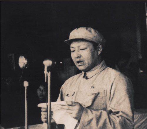 西安解放后，面对国民党反动势力的反扑，1949年6月，西安各界召开保卫西安动员大会。图为习仲勋作动员报告。