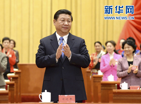 2013年10月28日，中国妇女第十一次全国代表大会在北京人民大会堂开幕。中共中央总书记、国家主席、中央军委主席习近平在主席台向与会代表鼓掌致意。新华社记者 马占成 摄