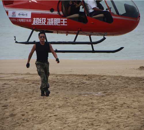 吴京乘直升机助阵《超级减肥王》 甜蜜告白为
