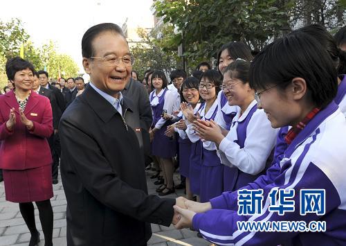  10月25日，中共中央政治局常委、国务院总理温家宝在天津调研时，回到母校南开中学，与师生交流。新华社记者 马占成 摄 