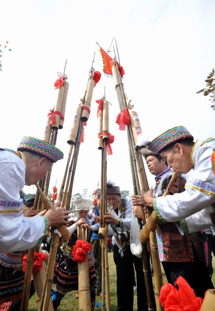融水苗族举行千人芦笙舞