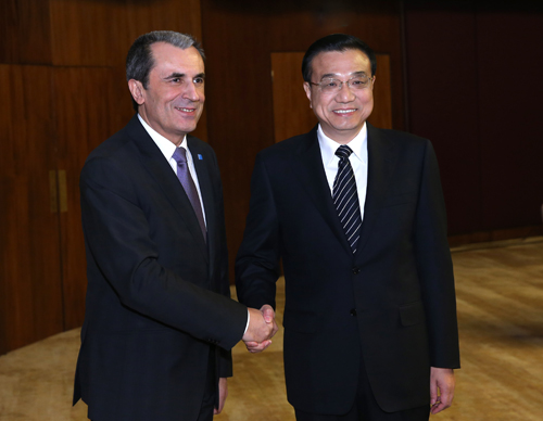 　　11月26日，中国国务院总理李克强在布加勒斯特会见保加利亚总理奥雷沙尔斯基。新华社记者 庞兴雷 摄