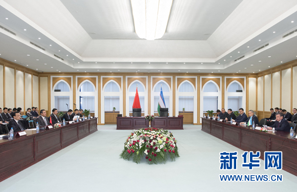     11月29日，正在乌兹别克斯坦首都塔什干出席上海合作组织成员国第十二次总理会议的中国国务院总理李克强同乌兹别克斯坦总理米尔济约耶夫举行会谈。新华社记者 李学仁 摄