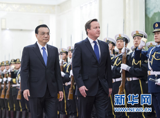 12月2日，中国国务院总理李克强在北京人民大会堂北大厅举行欢迎仪式，欢迎来华进行正式访问并出席中英总理年度会晤的英国首相卡梅伦。新华社记者 王晔 摄  
