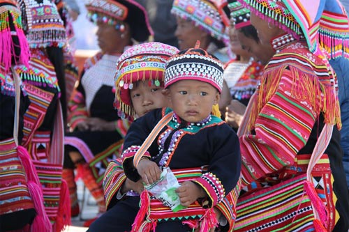 临沧双江拉祜族佤族布朗族傣族自治县的拉祜族少年