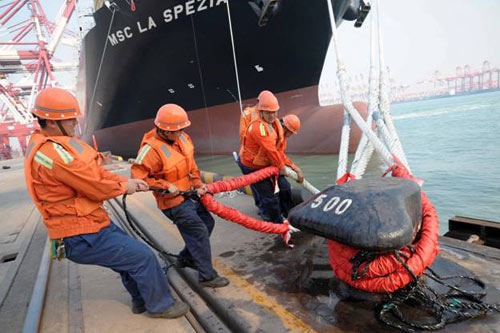 码头工人用坚持奉献 让希望的巨轮驶向美丽的中国梦
