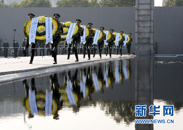 12月13日，武警战士向30万遇难同胞敬献花圈。新华社记者孙参摄