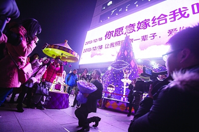 小夥租广场大屏求婚 商家被感动为其免费(图)_